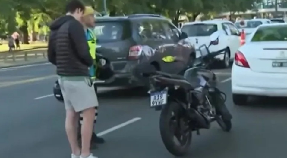 En este momento estás viendo Multaron y le retuvieron la moto a chofer de aplicación por el positivo de su pasajera en alcoholemia