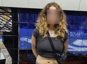 Lee más sobre el artículo Dos detenidos por grafitear el subte: la Justicia les prohibió salir del país