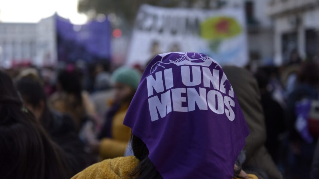Lee más sobre el artículo El Gobierno confirmó que eliminará la figura del femicidio del Código Penal: «Ninguna vida vale más que otra»