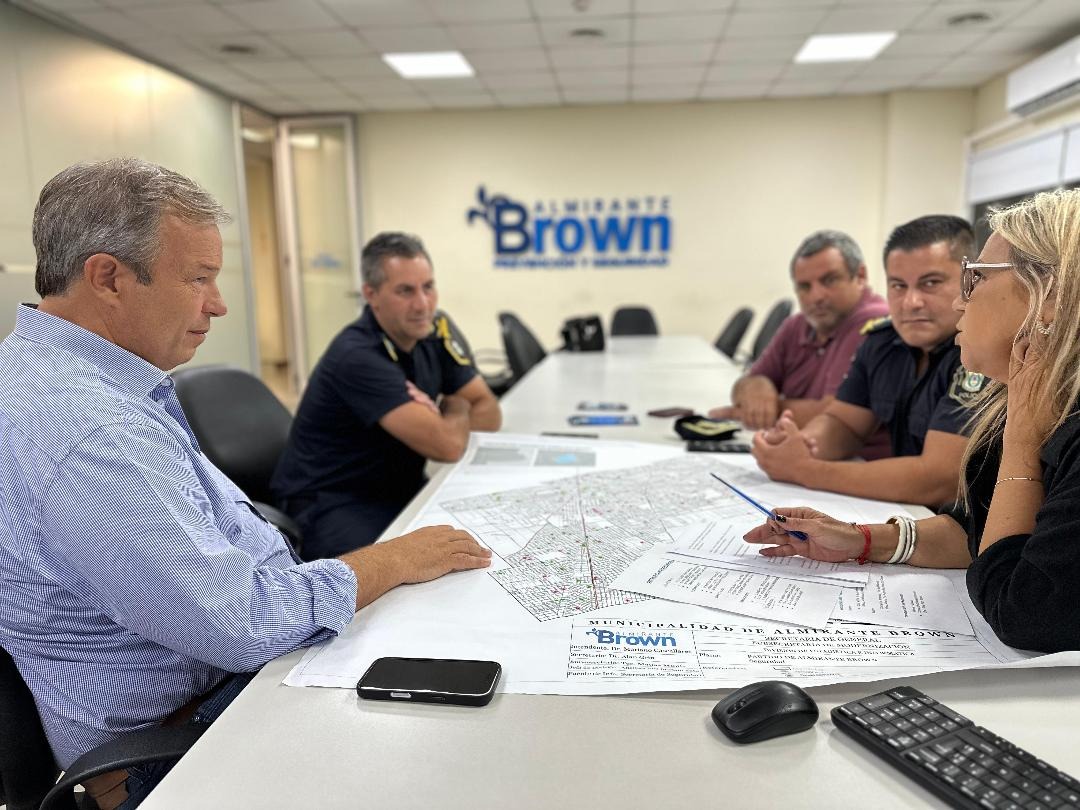 En este momento estás viendo Cascallares supervisó el accionar policial en Brown desde el COM municipal