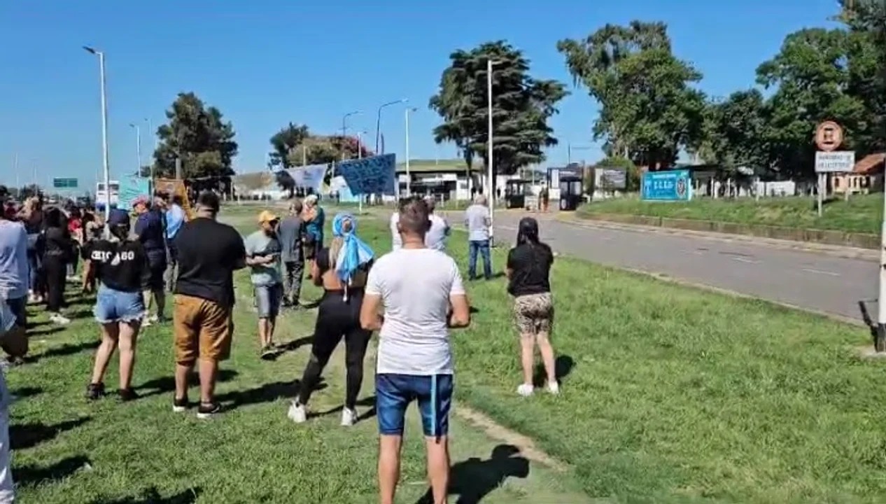 En este momento estás viendo Familiares de oficiales de la Policía Bonaerense marcharon por mejores sueldos