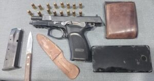 Lee más sobre el artículo Lomas: Borracho, un policía se quedó dormido y le robaron el arma
