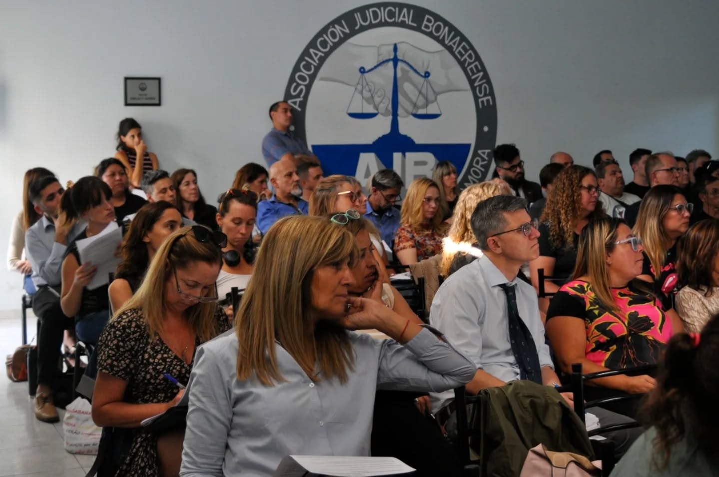 En este momento estás viendo Realizaron una capacitación sobre la Ley Micaela en la AJB de Lomas