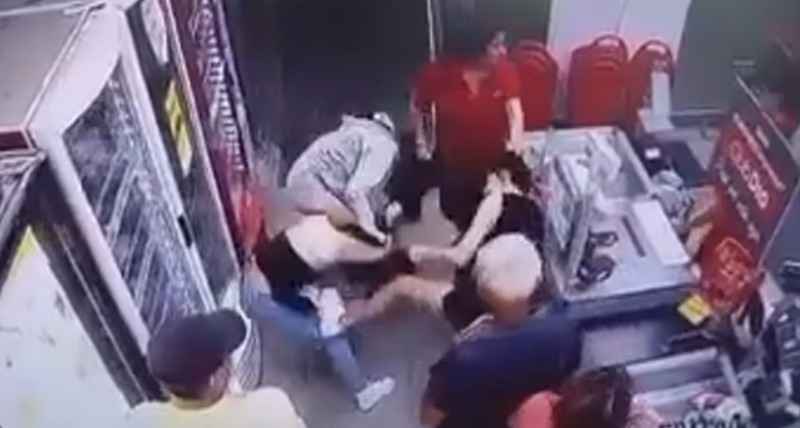 En este momento estás viendo Dos mujeres discutieron en el supermercado, se agarraron a trompadas y golpearon a la cajera