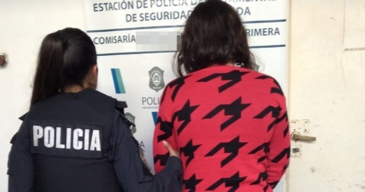 En este momento estás viendo Madre violenta: Golpeó con un palo al hijo, golpeó a la maestra y terminó detenida