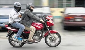 Lee más sobre el artículo Provincia: Proponen prohibir que circulen dos personas en moto a la noche