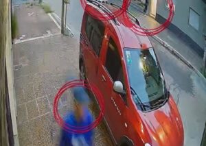 Lee más sobre el artículo Tres delincuentes le dispararon en el pecho a un joven para robarle el auto en Lanús