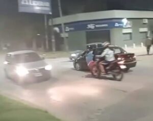 Lee más sobre el artículo Tensión en Varela: Manifestantes intentaron detener vehículo durante corte por falta de luz