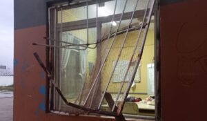 Lee más sobre el artículo En medio del temporal, vandalizaron una escuela de Quilmes Oeste