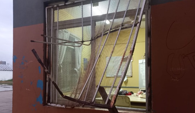 Lee más sobre el artículo En medio del temporal, vandalizaron una escuela de Quilmes Oeste