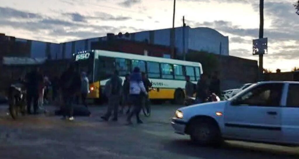 Lee más sobre el artículo Choque en Fiorito: Murió un motociclista al ser embestido por un colectivo