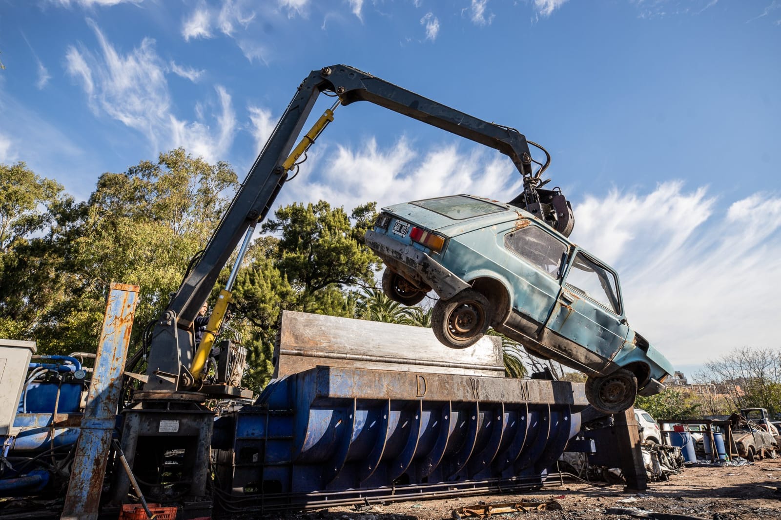 En este momento estás viendo Lanús: Compactan autos que estaban abandonados frente a comisarías