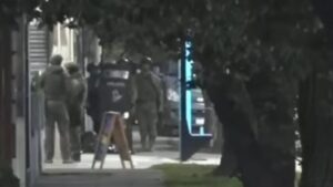Lee más sobre el artículo Un policía de la Ciudad mató a la novia de su ex esposa y se atrincheró en un gimnasio de Moreno