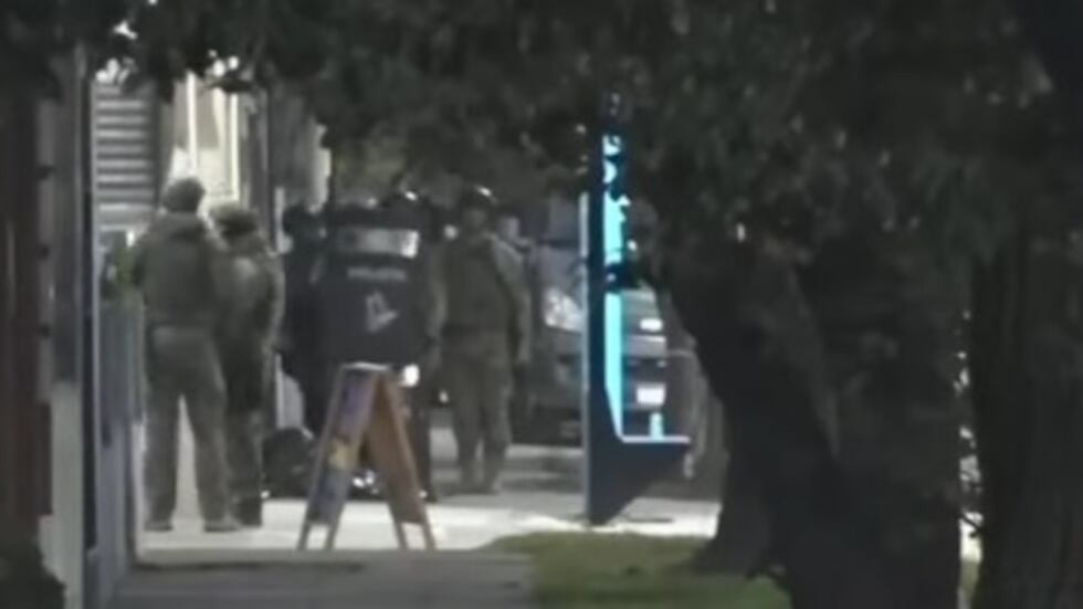 Lee más sobre el artículo Un policía de la Ciudad mató a la novia de su ex esposa y se atrincheró en un gimnasio de Moreno
