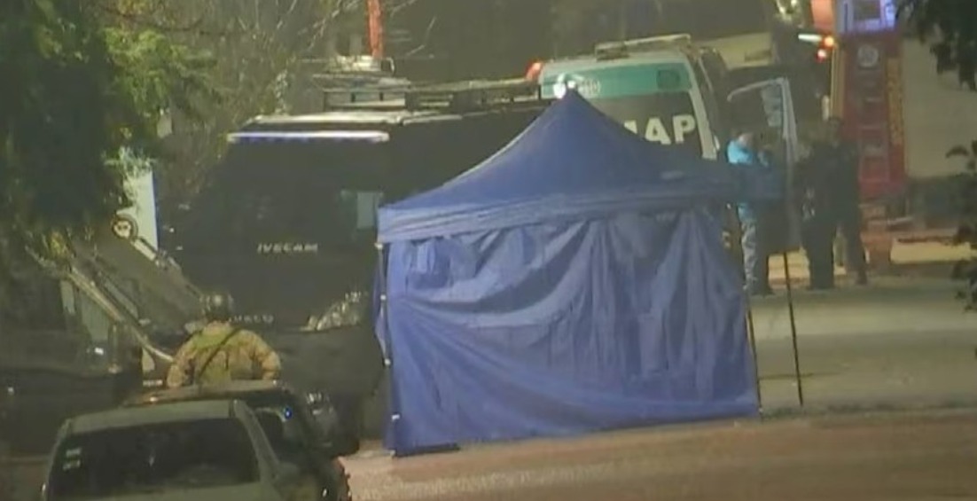 En este momento estás viendo Moreno: Después de 10 horas atrincherado, se suicidó el policía que mató a la novia de su ex