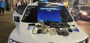 Lee más sobre el artículo Tres delincuentes detenidos con inhibidor de señal y un auto robado en Lomas