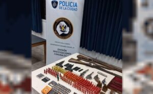 Lee más sobre el artículo Palermo: Tenía un poderoso arsenal en su casa y terminó detenido