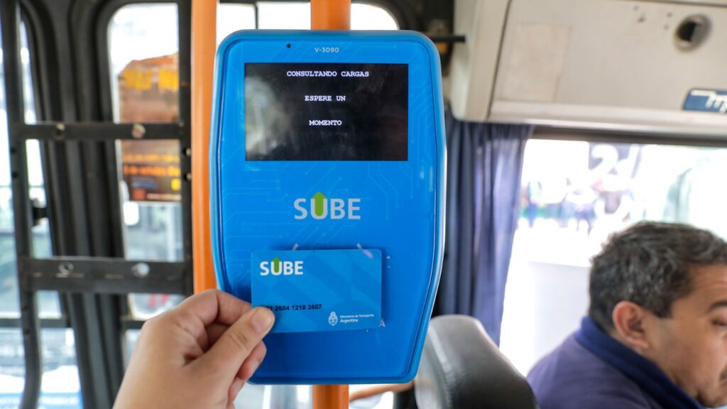 Lee más sobre el artículo Provincia: Vuelven a aumentar el boleto del colectivo y la cuota de los colegios privados