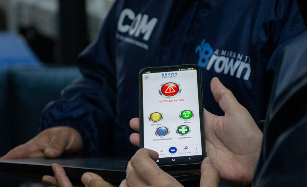Lee más sobre el artículo Brown avanza con la instalación de alarmas vecinales: Ya son 800 en todo el distrito