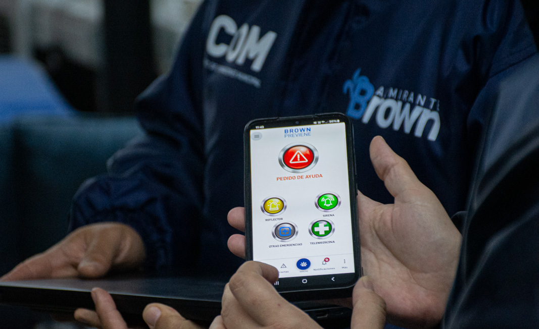 En este momento estás viendo Brown avanza con la instalación de alarmas vecinales: Ya son 800 en todo el distrito