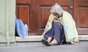 Lee más sobre el artículo Piden la emergencia alimentaria y sanitaria para jubilados: «No solo sufren, se mueren así»