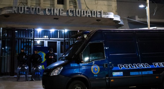 En este momento estás viendo Ciudadela: Allanan un cine para adultos y detienen a los dueños por explotación sexual