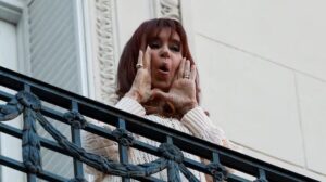 Lee más sobre el artículo Un fiscal pidió que Cristina siga con arresto domiciliario, pero que se evalúe un cambio de vivienda