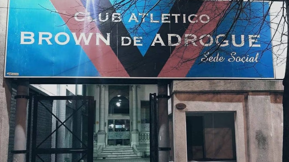 En este momento estás viendo Brown de Adrogué echó a un DT de juveniles por enviar mensajes «comprometedores» a un jugador