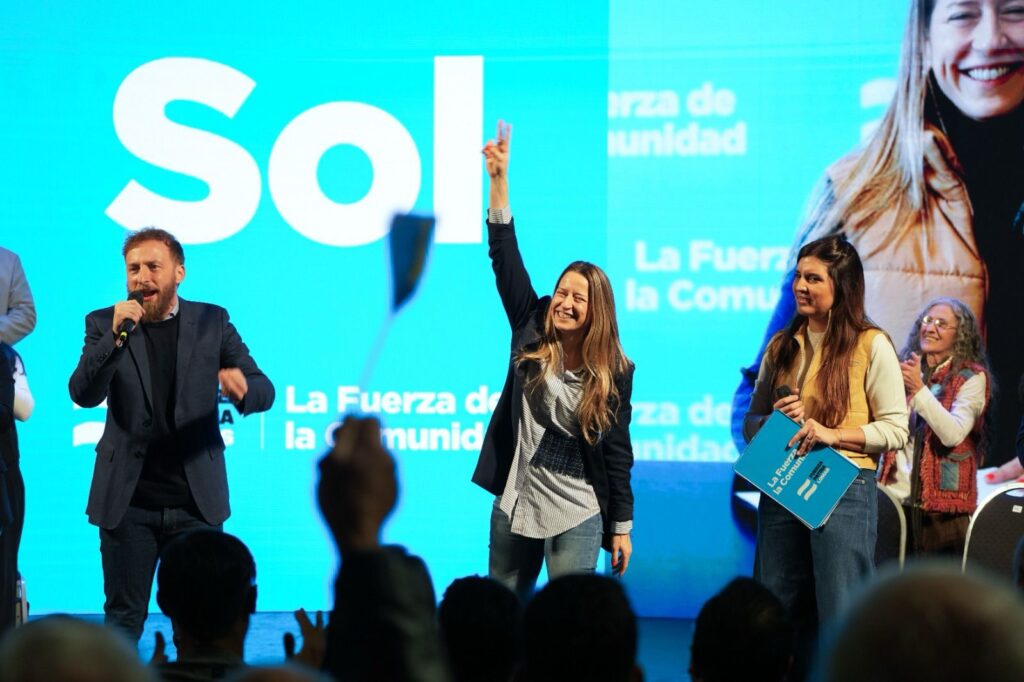 Lee más sobre el artículo Otermín y Sol Tischik encabezaron el lanzamiento de Fuerza Patria Lomas en el Teatro Coliseo