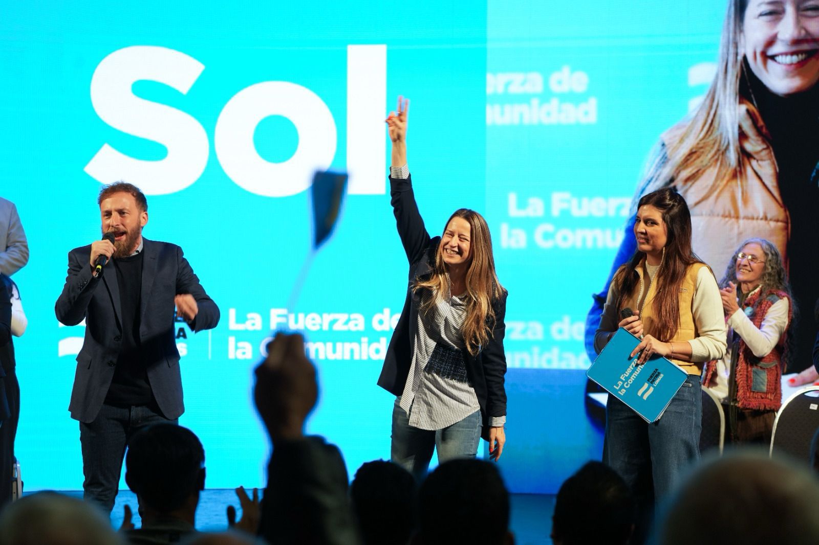 En este momento estás viendo Otermín y Sol Tischik encabezaron el lanzamiento de Fuerza Patria Lomas en el Teatro Coliseo