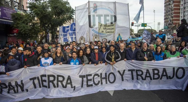 Lee más sobre el artículo San Cayetano: con fuertes críticas al Gobierno, gremios y movimientos sociales marcharon a Plaza de Mayo