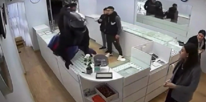 Lee más sobre el artículo Asaltaron una joyería en pleno centro de Monte Grande: Se llevaron un millonario botín