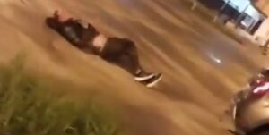 Lee más sobre el artículo Locura: Lo confundieron con un ladrón, lo ataron a un auto y lo arrastraron por la calle