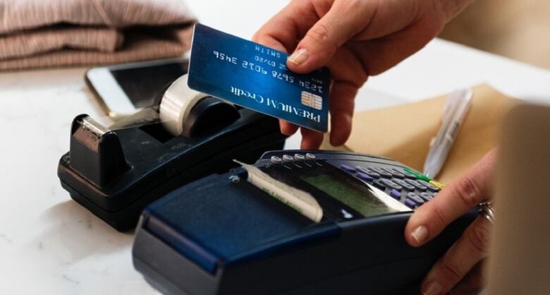 En este momento estás viendo Docente estafó a compañeras de trabajo usando sus tarjetas de crédito