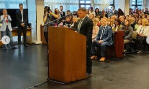 Lee más sobre el artículo En un emotivo acto, juraron 9 jueces de Lomas de Zamora