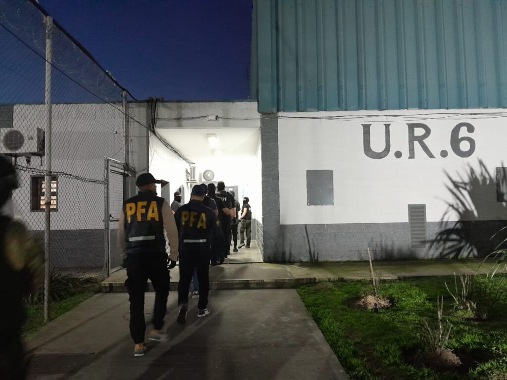 Lee más sobre el artículo Abogado le prestaba el celular a narcos detenidos para que planifiquen delitos