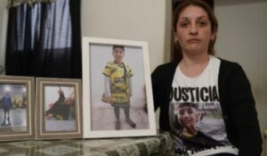 Lee más sobre el artículo Condenan a 21 años de prisión a policía que mató a un niño en Wilde