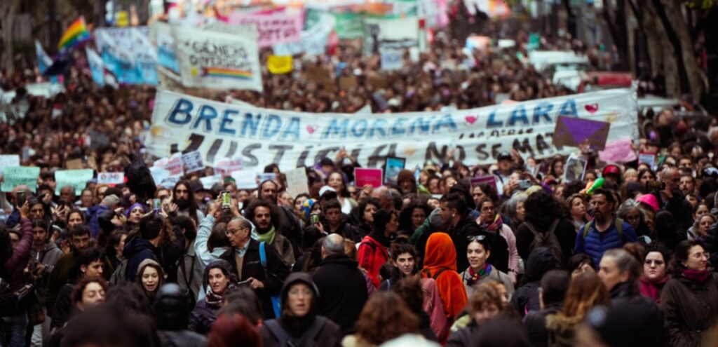 Lee más sobre el artículo Masiva movilización a Plaza Congreso en reclamo de justicia por el triple femicidio