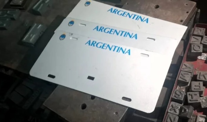 En este momento estás viendo Con un allanamiento en Quilmes, cayó una banda que vendía chapas patentes ilegales