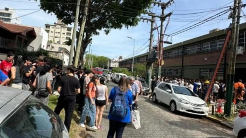 En este momento estás viendo Banfield: Evacuaron una escuela tras la explosión de una bomba casera en el baño