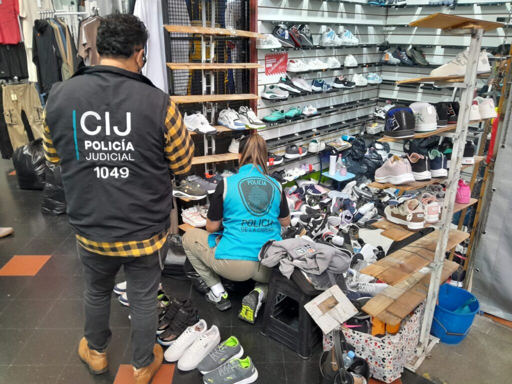 Lee más sobre el artículo Clausuran locales y secuestran mercadería por 13 millones de pesos en Pompeya