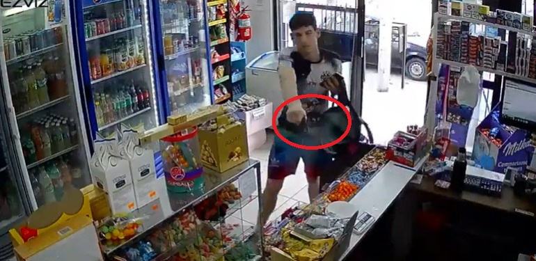 En este momento estás viendo Horror: Entró a robar a un kiosco y le disparó a la empleada a centímetros de la cabeza