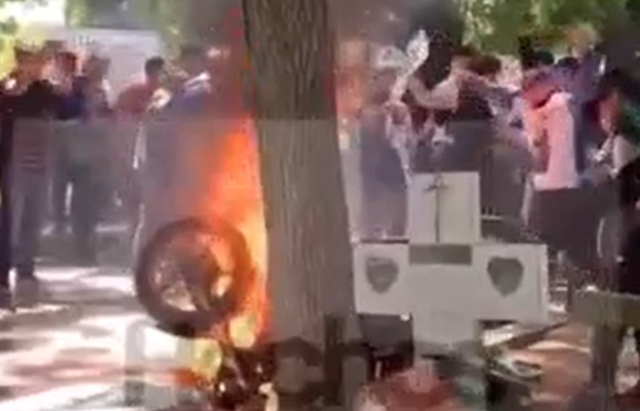 En este momento estás viendo La Plata: Mataron a un adolescente y los amigos prendieron fuego su moto en el cementerio
