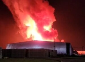 Lee más sobre el artículo Explosión e incendio en el Parque Industrial de Ezeiza: Destrozos y varios heridos