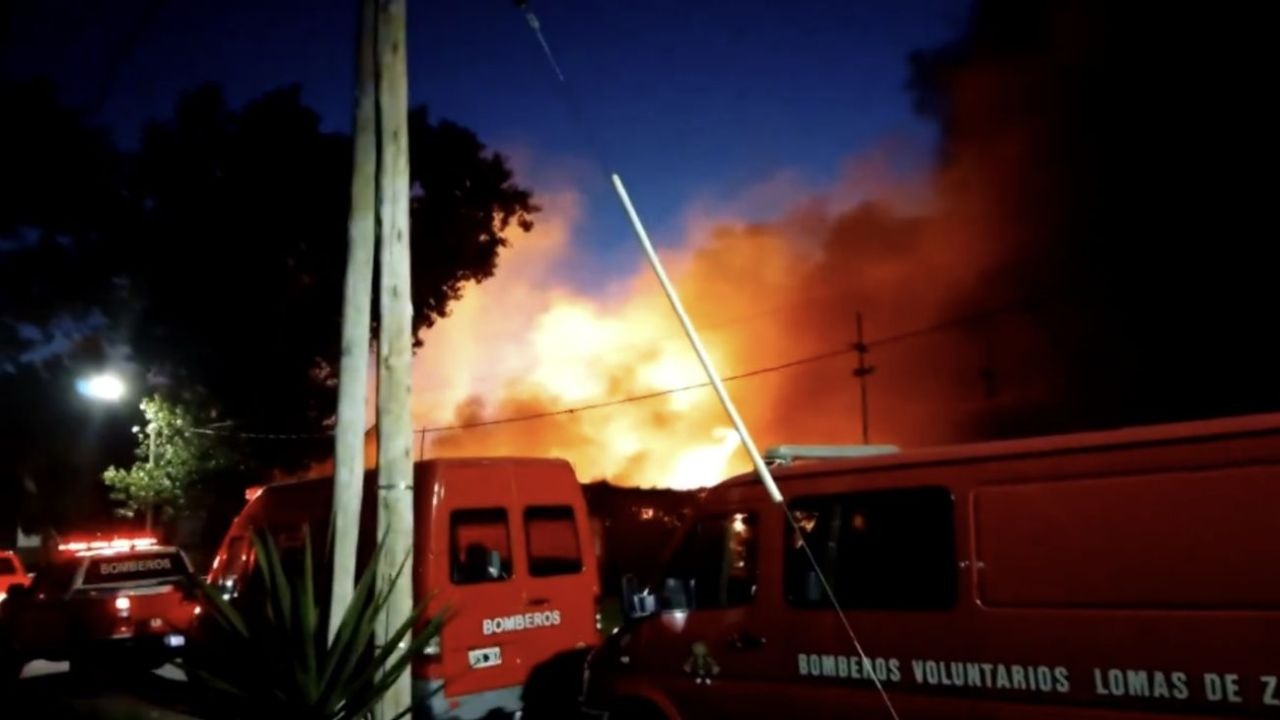 En este momento estás viendo Un gigantesco incendio destruyó dos fábricas en Lomas