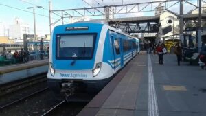 Lee más sobre el artículo Lomas: Una mujer fue embestida por el tren pero salvó milagrosamente su vida
