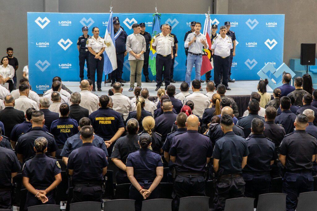 Lee más sobre el artículo Julián Álvarez entregó distinciones a personal de seguridad en el Día de la Policía de la Provincia
