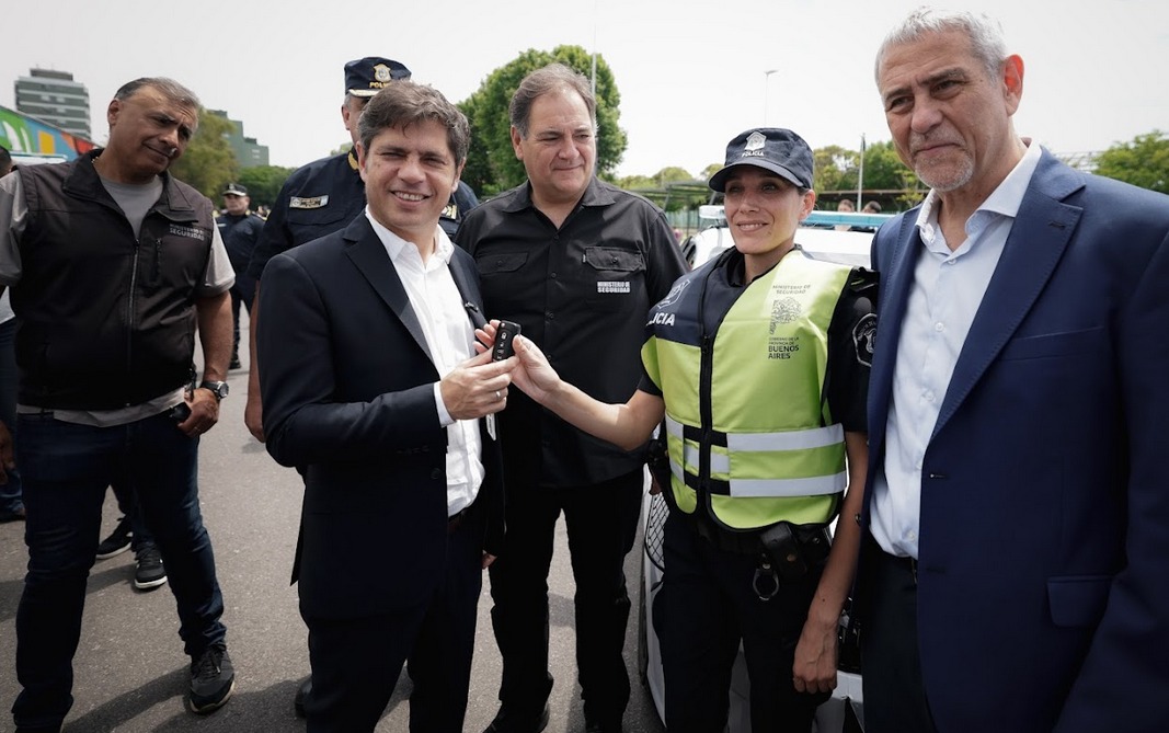 En este momento estás viendo Kicillof entregó 30 nuevos patrulleros en Avellaneda