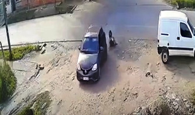 En este momento estás viendo Arrastraron a una maestra para robarle el auto en La Matanza