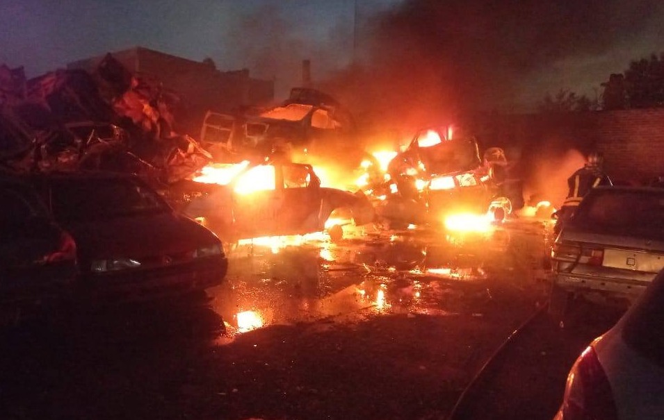 En este momento estás viendo Un voraz incendio destruyó varios autos en un depósito judicial de Budge